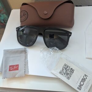 Polarized Ray-Ban Black Sunglasses with Case